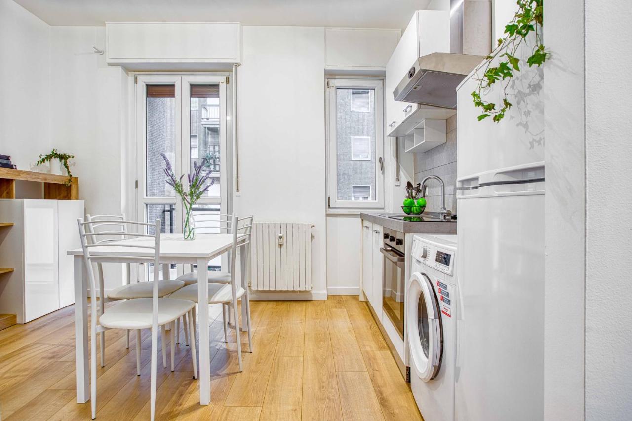 Appartement Joivy Warm And Inviting Flat With Balcony à Milan Extérieur photo