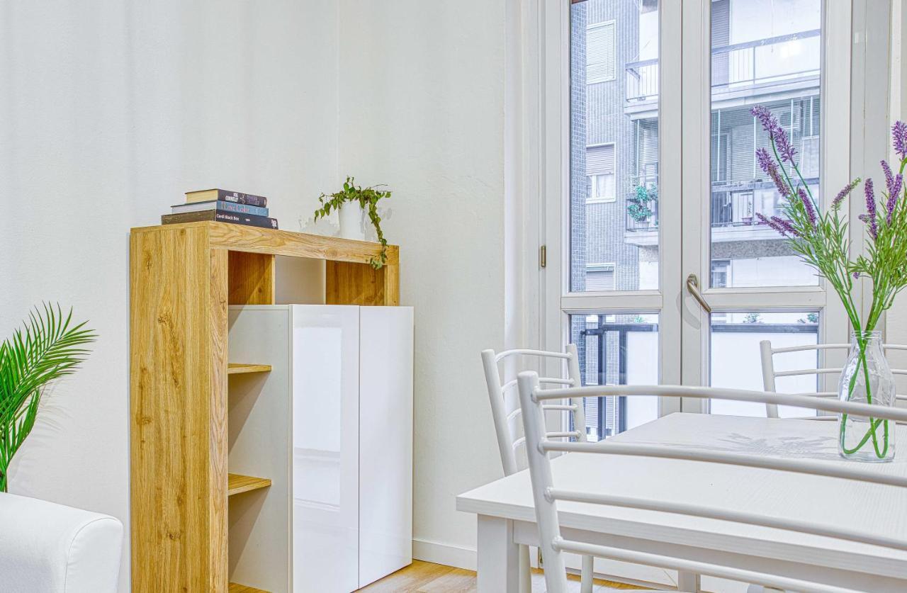 Appartement Joivy Warm And Inviting Flat With Balcony à Milan Extérieur photo